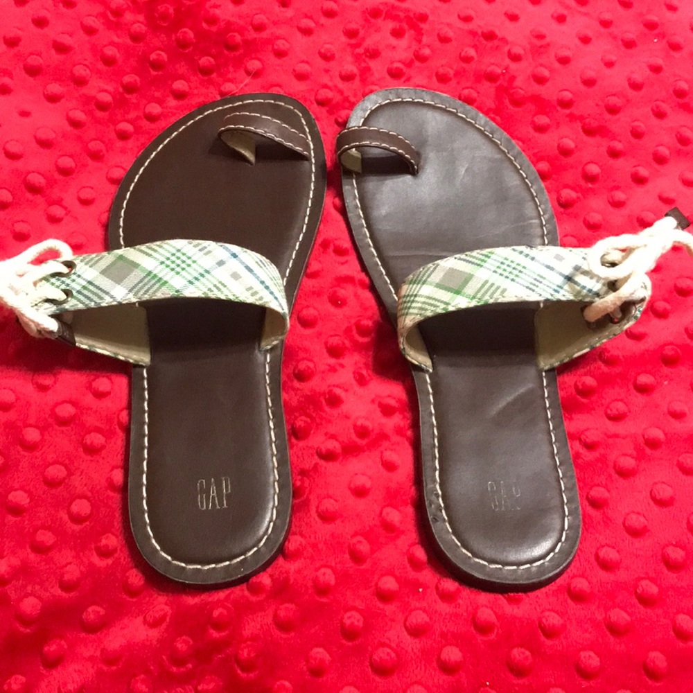 Size 8 Gap flip flops